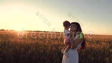 小宝宝和妈妈<strong>一起去</strong>麦田，在金色夕阳的背景下欢笑.. 慢动作。
